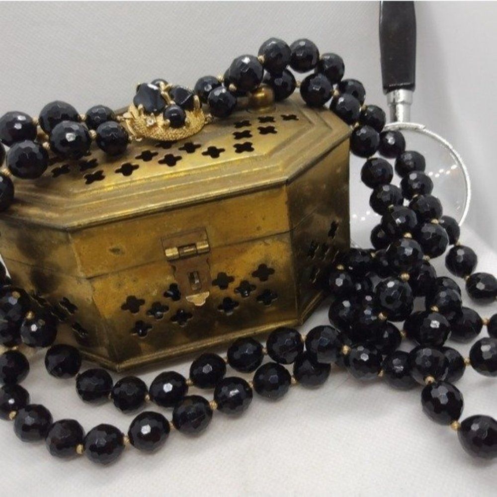 Decorative black diamond cut beaded necklace w‎ egg nest cluster closure